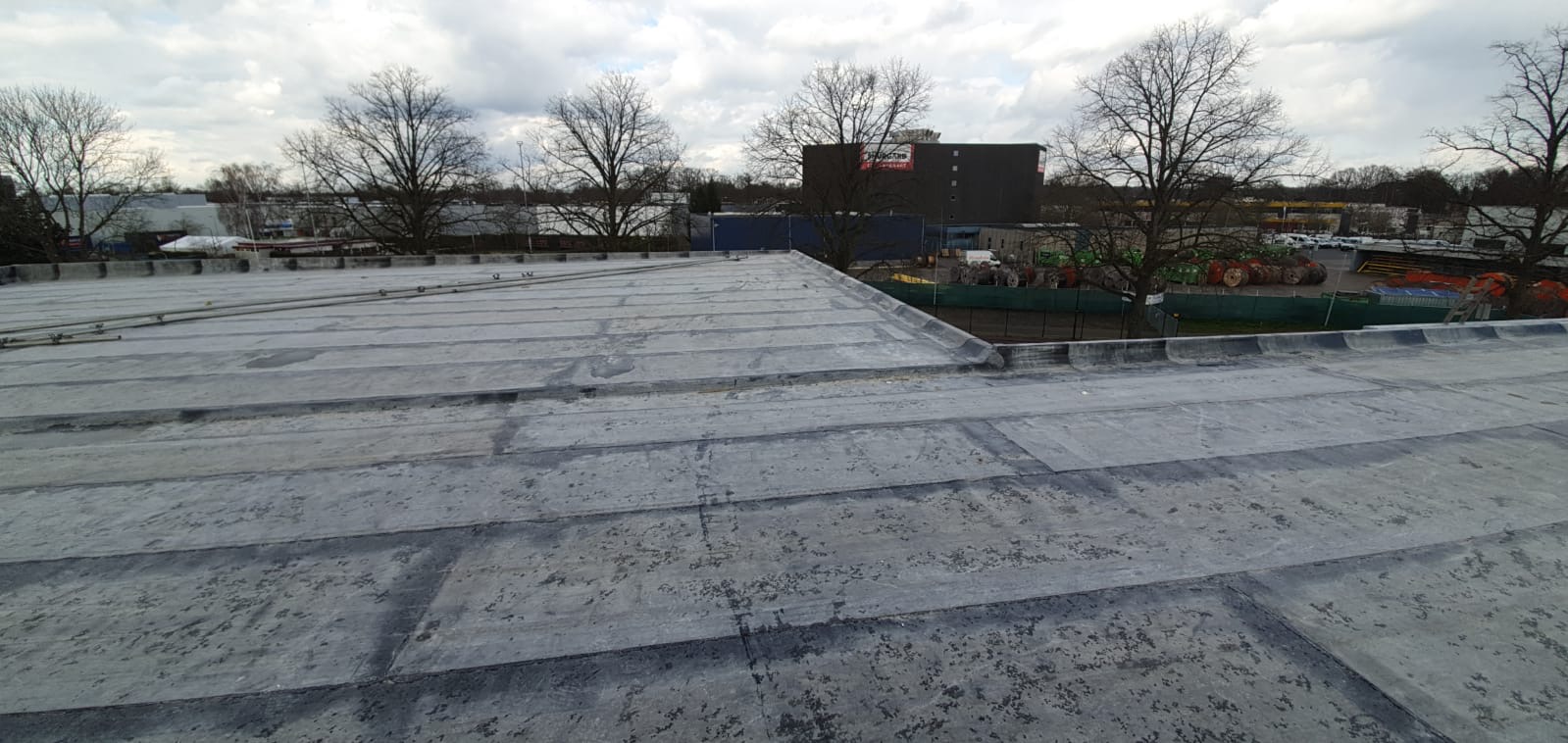 Veldscholten Dakbekking gereed met dak nieuwe bedrijfshal VST BV HENGELO 